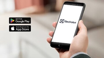 En hånd holder en mobiltelefon med Electrolux-appen.